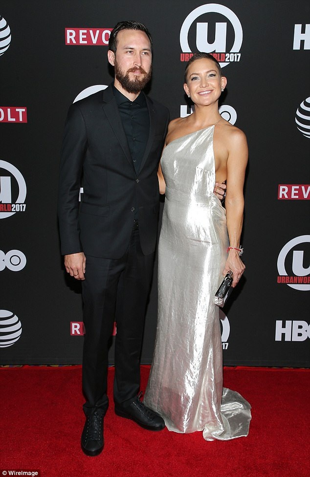 
Kate tự hào và rạng ngời bên bạn trai hiện tại, rocker Danny Fujikawa.
