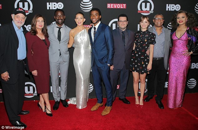 
Kate Hudson chụp hình kỷ niệm cùng các đồng nghiệp trong bộ phim Marshall. Bộ phim sẽ chính thức ra mắt khán giả toàn cầu vào ngày 13/10 tới.
