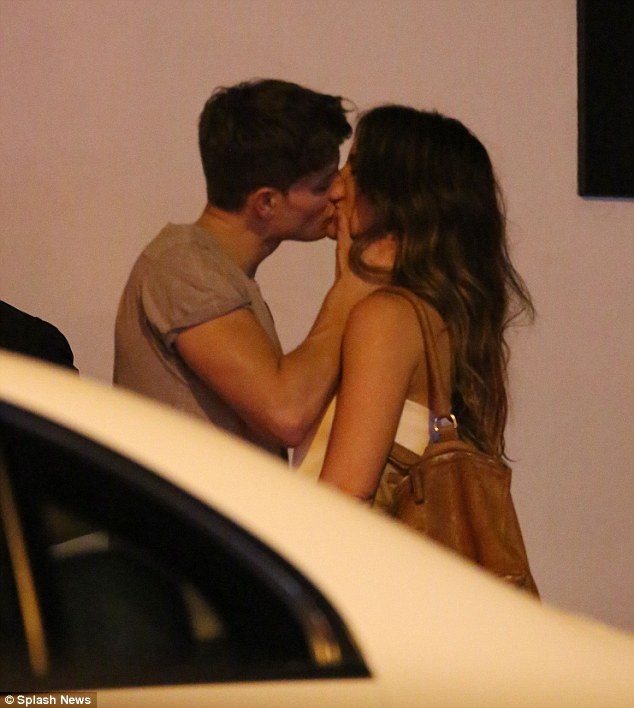 Kate Beckinsale hôn say đắm bạn trai kém 23 tuổi - 1
Kate Beckinsale, 44 tuổi và Matt Rife, 21 tuổi say đắm hôn nhau trên đường phố Hollywood ngày 21/6 vừa qua