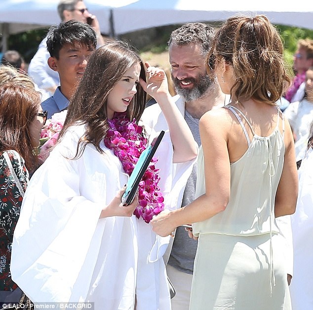 Kate Beckinsale trẻ đẹp trong lễ tốt nghiệp của con - 3
Cô gái 18 tuổi được cha mẹ chúc mừng trong buổi lễ tốt nghiệp