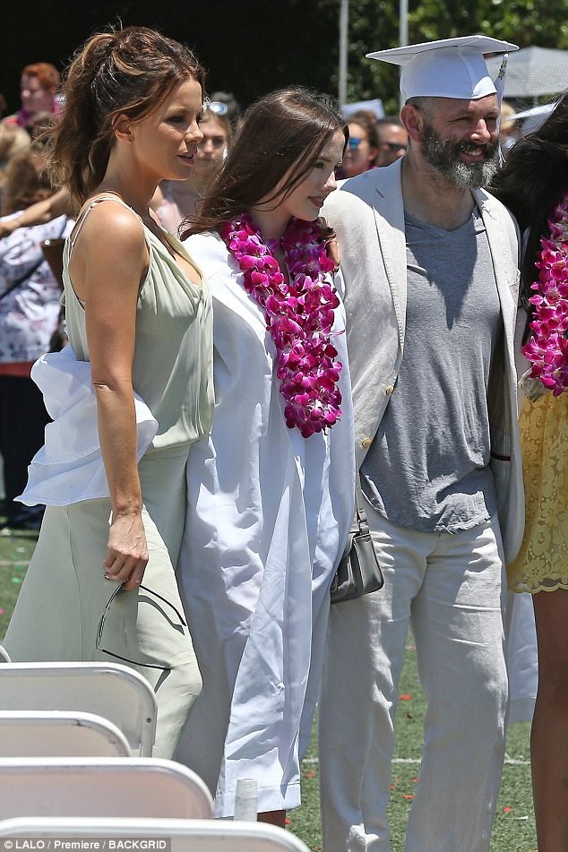 Kate Beckinsale trẻ đẹp trong lễ tốt nghiệp của con - 4
Lily sẽ theo học đại học New York từ mùa thu này