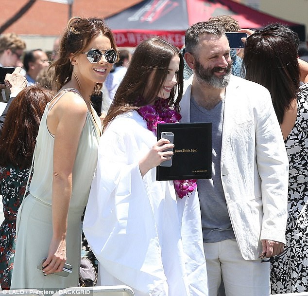 Kate Beckinsale hôn say đắm bạn trai kém 23 tuổi - 4
Nữ diễn viên xinh đẹp có 1 con gái 18 tuổi năm nay vào đại học tên là Lily - kết quả tình yêu giữa cô và bạn trai lâu năm Michael Sheen