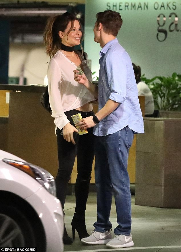 Kate Beckinsale hạnh phúc bên bạn trai kém 22 tuổi - 5
Matt Rife điển trai là nam diễn viên không tên tuổi trong khi đó bạn gái Anh là sao hạng A tại Hollywood. Kate từng học đại học Oxford và được biết tới qua các phim như Trân Châu Cảng, Thế giới ngầm, Snow Angels (2007), Nothing but the Truth (2008), Everybodys Fine (2009)...