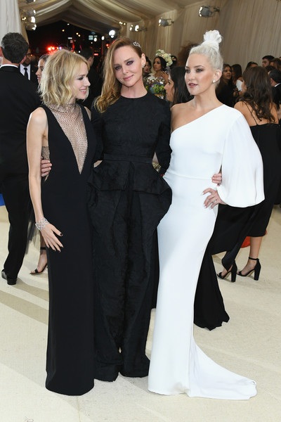 Kiều nữ gợi tình hạnh phúc sánh đôi bên chồng - 10
Bộ ba bạn thân hội ngộ: Naomi Watts, Stella McCartney và Kate Hudson