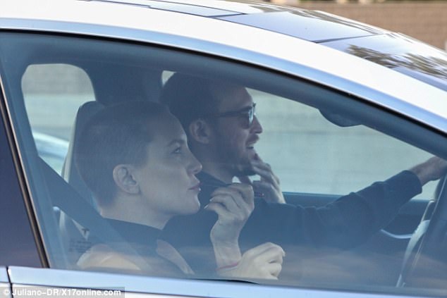 Kate Hudson gây sốc khi "xuống tóc" - 1
Kate Hudson lộ diện với đầu trọc khi cùng bạn trai mới Danny Fujikawa ra phố