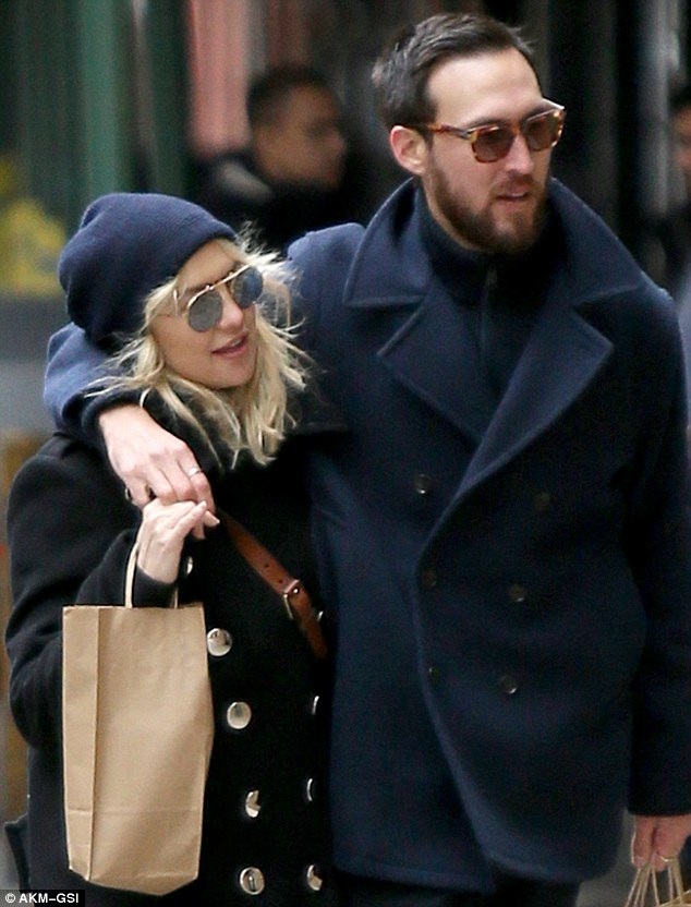 Kate Hudson lại có bạn trai mới - 2
Nữ diễn viên 37 tuổi trông rất hạnh phúc và thư thái bên bạn trai mới của mình - tay guitar của nhóm Chief