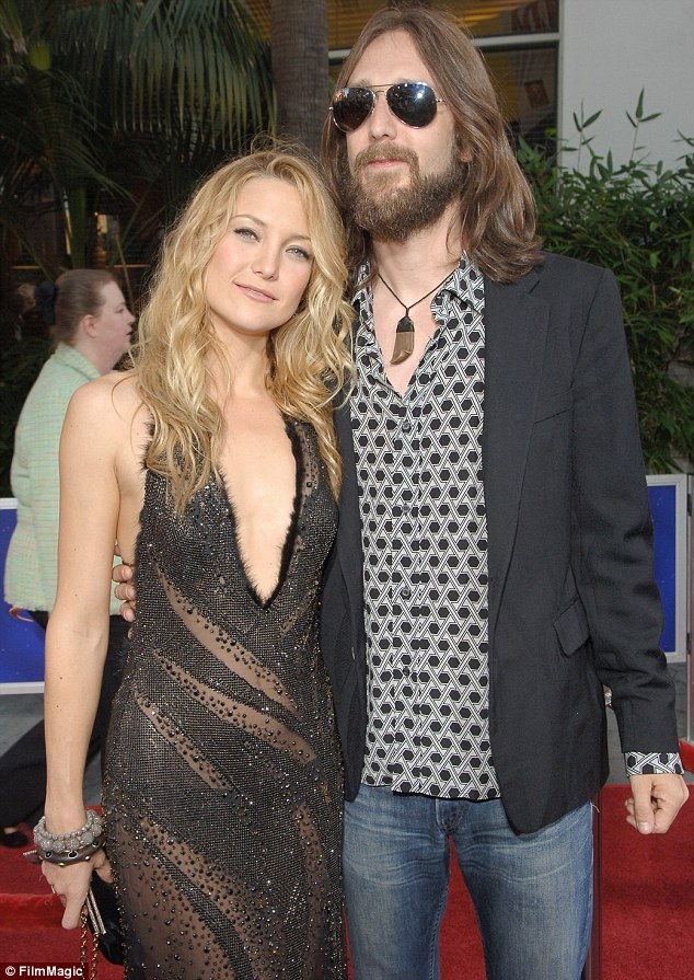 Kate Hudson lại có bạn trai mới - 5
Người đẹp nhất thế giới năm 2008 và chồng cũ - ca sỹ Chris Robinson. Cặp đôi kết hôn năm 2000, có với nhau 1 con trai và chia tay vào năm 2007