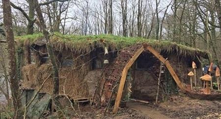 Dị ứng với cuộc sống hiện đại, cặp đôi rủ nhau lên rừng sống - 2 Căn nhà đơn sơ trong rừng của cặp đôi