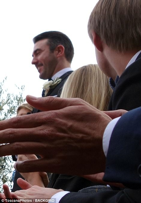 
Chú rể Justin hồi hộp và hạnh phúc trong ngày trọng đại.
