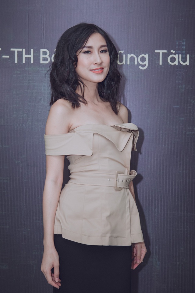 “Người phụ nữ muốn mình hạnh phúc thì không nên ngồi một chỗ mà hãy tự vẽ ra cho người đàn ông của mình một cái bản đồ và khiến họ làm theo (…) Phụ nữ sống mà cứ hy sinh sẽ bị hy sinh hoài”, nữ diễn viên Kathy Uyên bày tỏ.