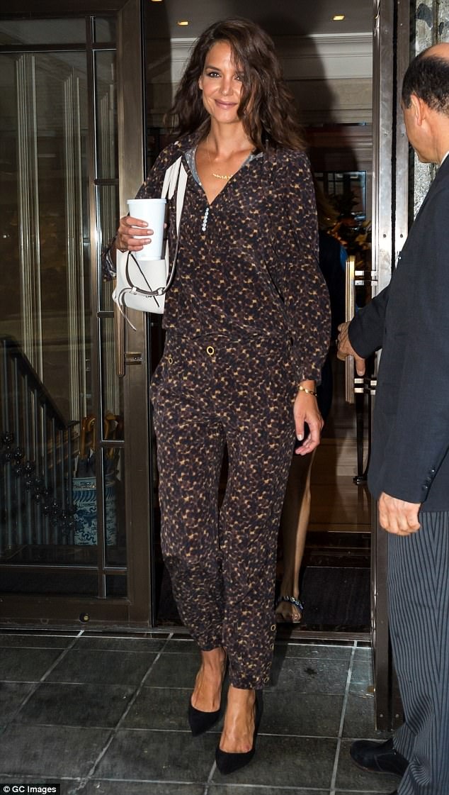 Katie Holmes: “Tôi không phải là một bà mẹ tuyệt vời” - 8
Katie Holmes vẫn không xác nhận chuyện cô đang hò hẹn với nam diễn viên Jamie Foxx.