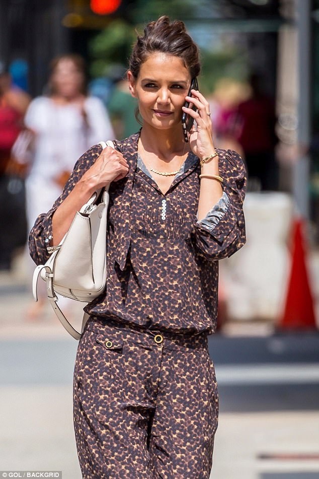 Katie Holmes: “Tôi không phải là một bà mẹ tuyệt vời” - 4 Katie Holmes: “Tôi không phải là một bà mẹ tuyệt vời” - 4