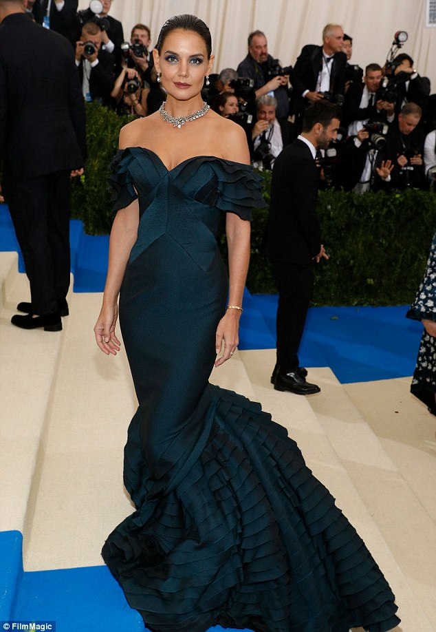 Katie Holmes không muốn giấu mối quan hệ với Jamie Foxx - 3
Katie Holmes xuất hiện tại đại tiệc thời trang Met Gala năm 2017.