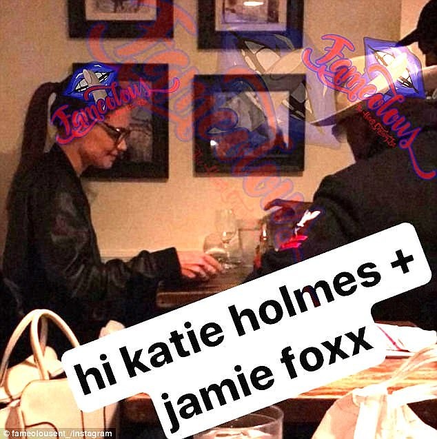 Katie Holmes không muốn giấu mối quan hệ với Jamie Foxx - 1
Katie Holmes và Jamie Foxx bị bắt gặp hò hẹn hồi tháng 4/2017.