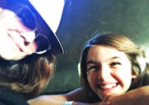 
Hình ảnh hiếm hoi của hai mẹ con Katie và Suri được nữ diễn viên nổi tiếng chia sẻ trên trang cá nhân.
