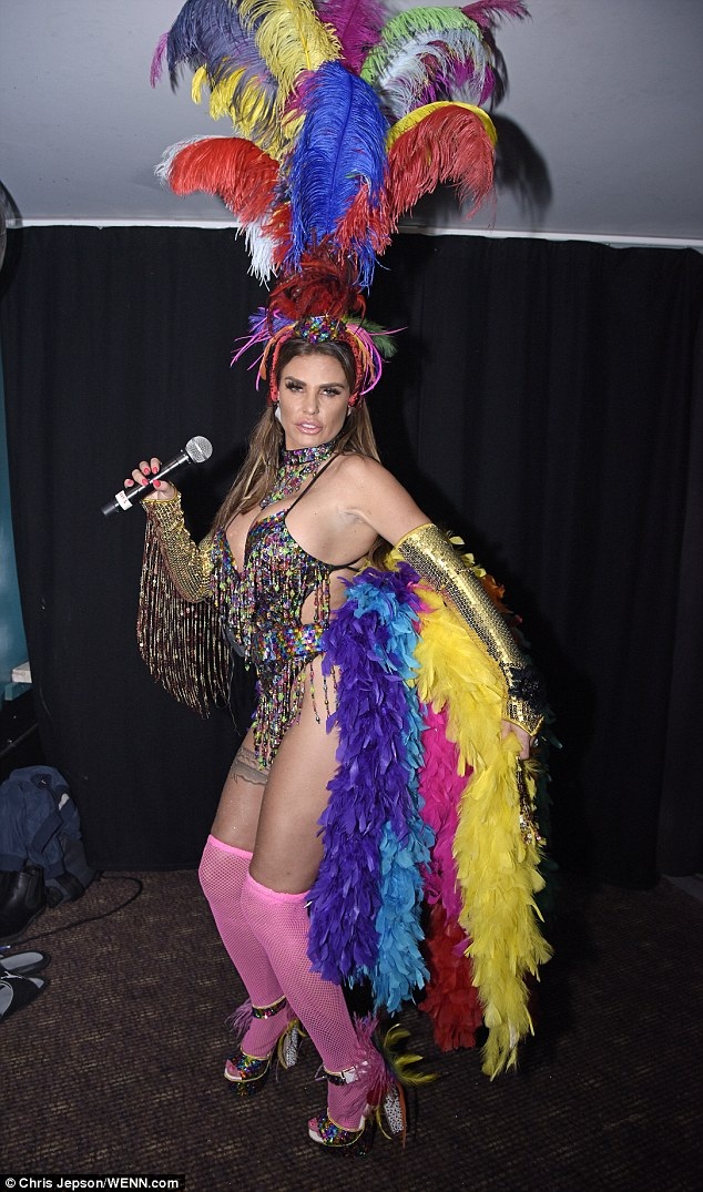 
Katie Price trình diễn tại một hộp đêm nổi tiếng tại London ngày 2/7 vừa qua
