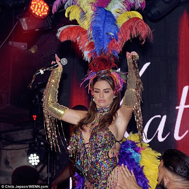 
Người đẹp 39 tuổi chọn cho mình trang phục diễn rất lòe loẹt
