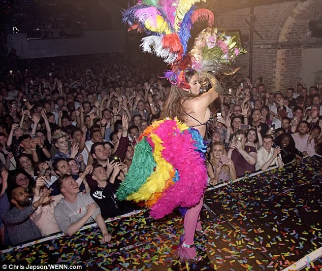 
Người đẹp đa tài khẳng định cô đam mê và có khả năng ca hát trong khi đó nhiều khán giả truyền hình yêu cầu cô dừng việc này
