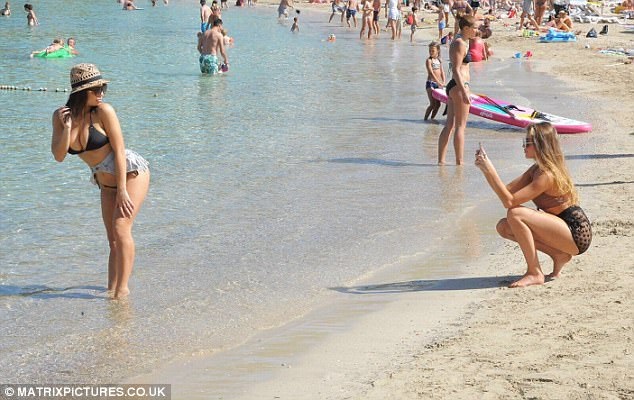 
Katie Salmon gần đây rất đắt show sự kiện
