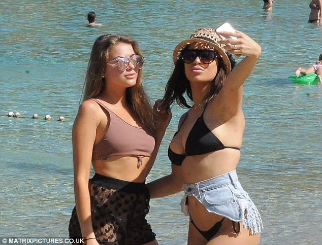 
Người đẹp bày tỏ sự lo lắng khi thấy giới trẻ ngày nay quá nghiện làm đẹp bằng dao kéo. Tôi muốn các cô gái trẻ hiểu rằng không ai là hoàn hảo, ai cũng có khiếm khuyết, điều này không có gì đáng xấu hổ cả.
