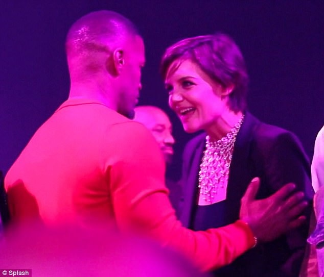 Vợ cũ của Tom Cruise rạng ngời và trẻ trung bên tình mới - 3
Katie Holmes và Jamie Foxx đã đính tin đồn hò hẹn suốt 4 năm qua nhưng cặp đôi chưa bao giờ công khai thừa nhận. Tháng 9 vừa rồi, họ xuất hiện tay nắm tay tình tứ trên bãi biển ở Miami nhưng vẫn nhất quyết không chịu thừa nhận là một cặp.