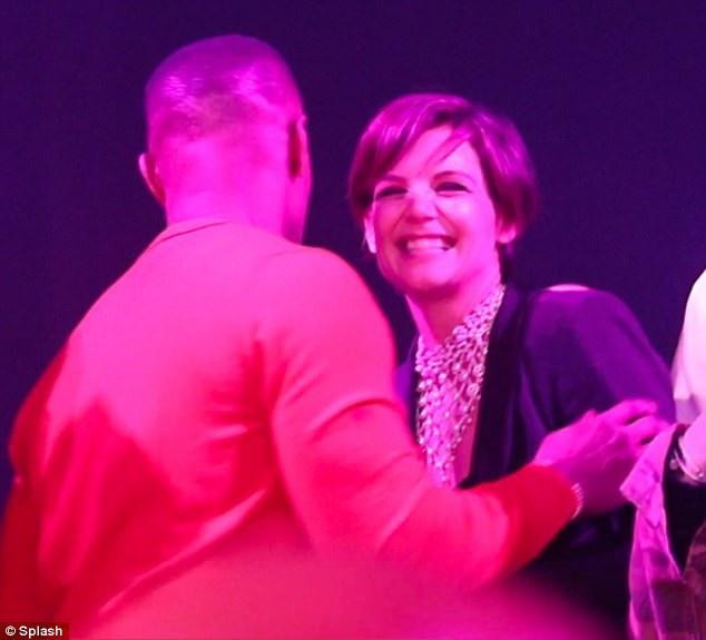 Vợ cũ của Tom Cruise rạng ngời và trẻ trung bên tình mới - 2
Katie Holmes mặc vest và để tóc tém trẻ trung. Cô đứng ngay cạnh Jamie Foxx và liên tục nói chuyện với anh. Nụ cười thường trực trên môi Katie Holmes trong suốt bữa tiệc.