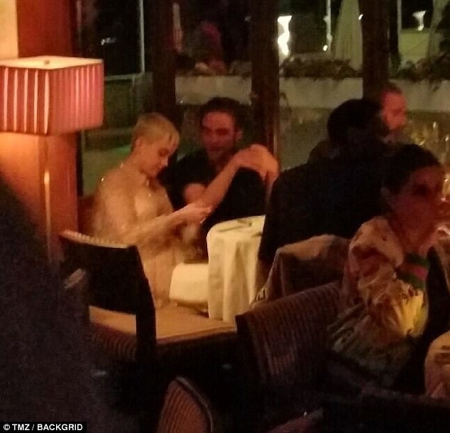 Robert Pattinson thân thiết với “bạn thân” Katy Perry - 1
Katy Perry thân thiết với Robert Pattinson tại một nhà hàng, tối 5/8.