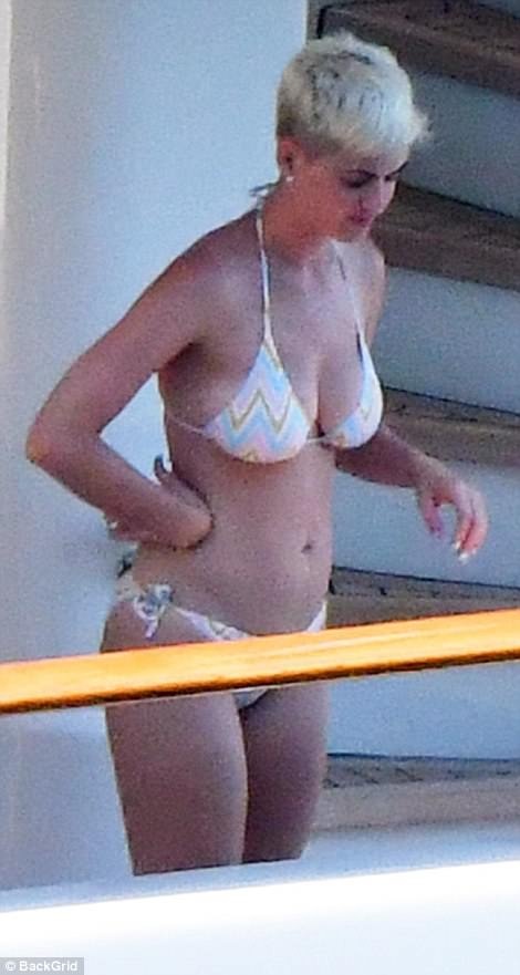 Katy Perry khoe dáng săn chắc trong bộ áo tắm hai mảnh - 14 Katy Perry khoe dáng săn chắc trong bộ áo tắm hai mảnh - 14