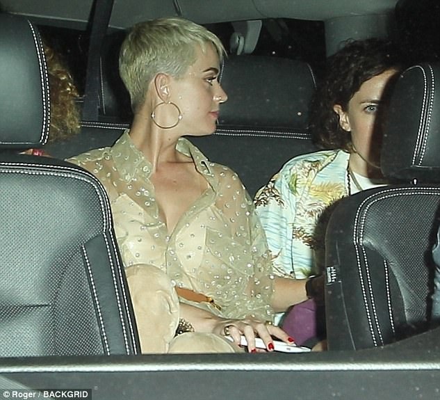 Robert Pattinson thân thiết với “bạn thân” Katy Perry - 2
Sau bữa tối, Katy Perry di chuyển cùng một vài người bạn.