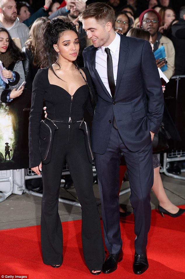 Robert Pattinson thân thiết với “bạn thân” Katy Perry - 3
Robert Pattinson đã đính hôn với nữ ca sĩ FKA Twigs sau 3 năm bên nhau.