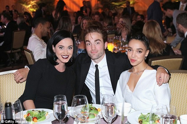 Robert Pattinson thân thiết với “bạn thân” Katy Perry - 4
Robert từng đưa bạn gái FKA Twigs giới thiệu với cô bạn thân Katy Perry trong một bữa tiệc.