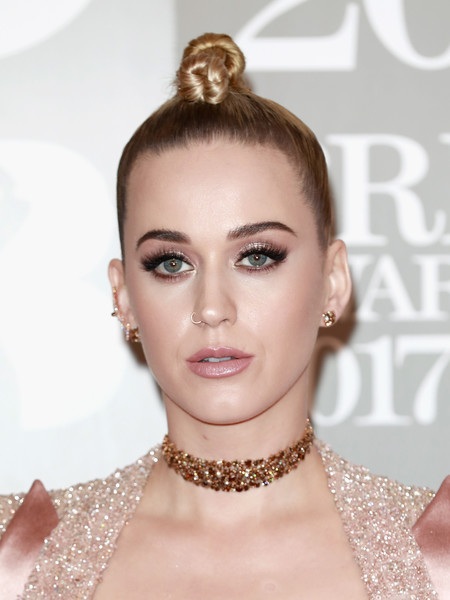 “Sao” đọ váy áo gợi cảm tại lễ trao giải âm nhạc Anh - 3
Katy Perry bốc lửa trên thảm đỏ