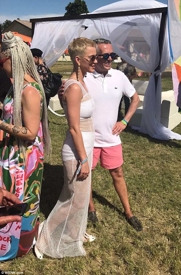Không thể nhận ra Katy Perry với tóc ngắn "chuẩn men" - 3
Đông đảo fans nhận ra ca sỹ 33 tuổi và xin được chụp hình cùng với cô