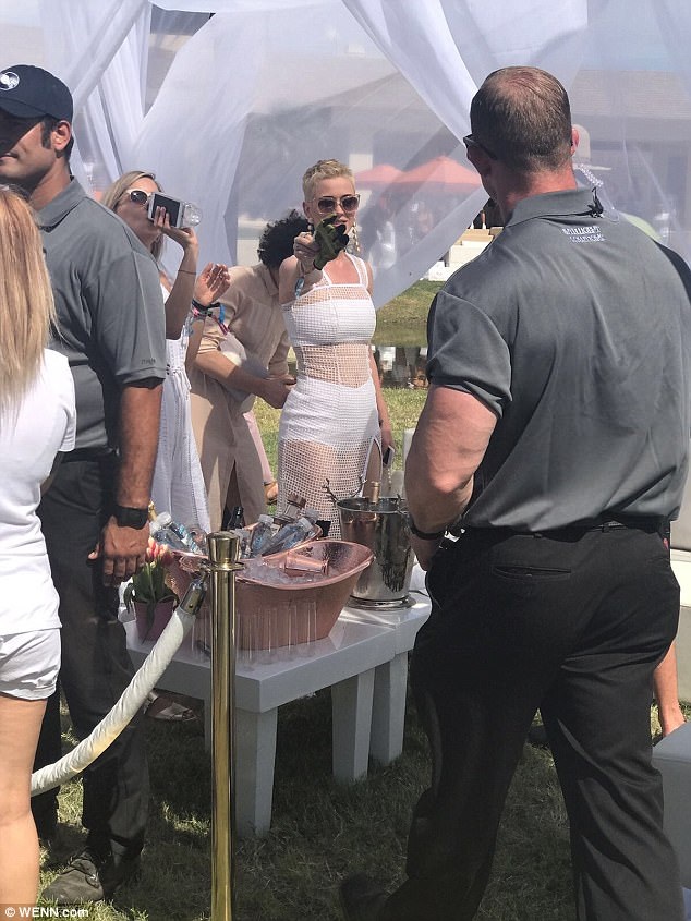 Không thể nhận ra Katy Perry với tóc ngắn "chuẩn men" - 5
Cô chăm chú theo dõi các màn trình diễn trong khu VIP