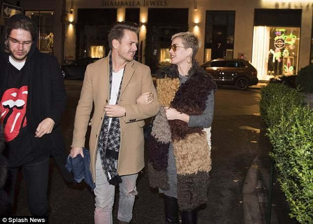 Katy Perry hò hẹn với trai lạ vào đêm Giáng sinh - 1
Nữ ca sĩ 33 tuổi bị giới săn tin chụp được hình ảnh đang tay trong tay thân mật với một người bạn khác giới tại Copenhagen, Đan Mạch.