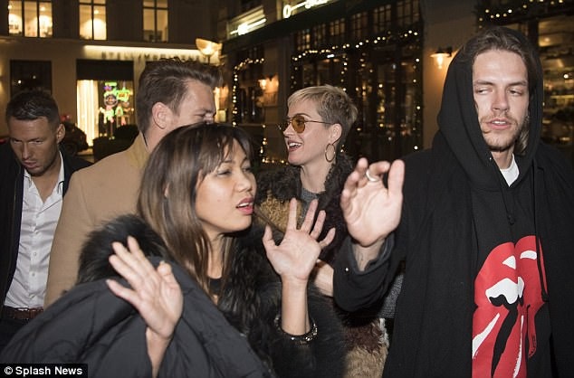 Katy Perry hò hẹn với trai lạ vào đêm Giáng sinh - 5
Katy và người bạn này đi cùng một nhóm bạn. Song, phần lớn thời gian họ dành cho nhau.