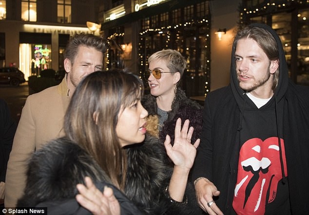 Katy Perry hò hẹn với trai lạ vào đêm Giáng sinh - 4
Katy Perry hiện đang độc thân. Cô chia tay với Orlando Bloom vào tháng 4/2017 và bị phát hiện hò hẹn với Robert Pattinson vào mùa thu vừa rồi. Tuy nhiên, người đẹp tuyên bố với bạn bè rằng, cô chưa cặp kè với ai lúc này.