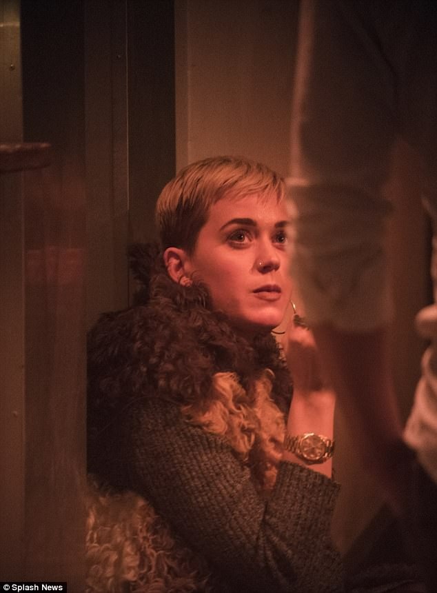 Katy Perry hò hẹn với trai lạ vào đêm Giáng sinh - 8
Sau đó, Katy Perry ghé thăm một quán bar để nghe nhạc và vui chơi.