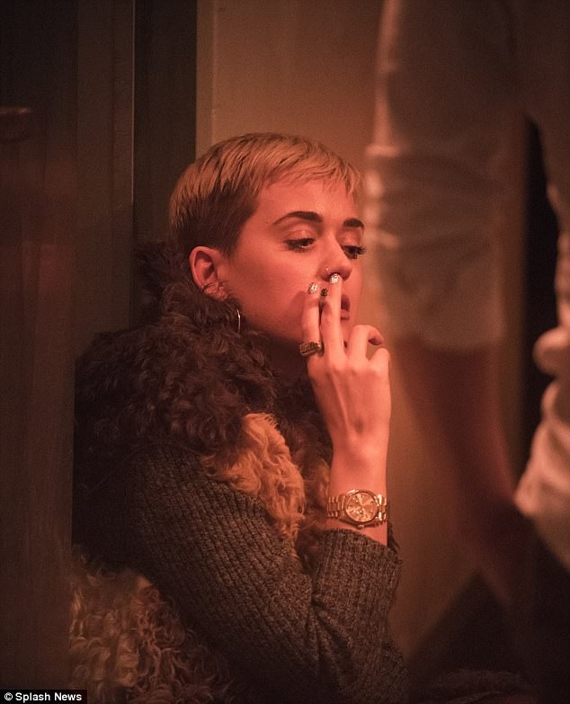 Katy Perry hò hẹn với trai lạ vào đêm Giáng sinh - 12 Katy Perry hò hẹn với trai lạ vào đêm Giáng sinh - 12