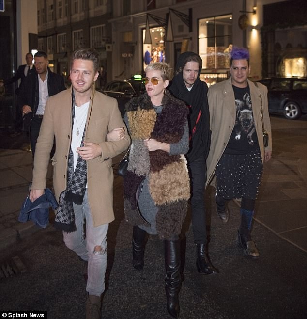 Katy Perry hò hẹn với trai lạ vào đêm Giáng sinh - 11
Cách đây không lâu, một fan cuồng của Katy Perry, một người đàn ông Ba Lan đã bị cấm tiếp cận nữ ca sĩ xinh đẹp trong 20 ngày sau khi anh này có hành động quá khích với cô.