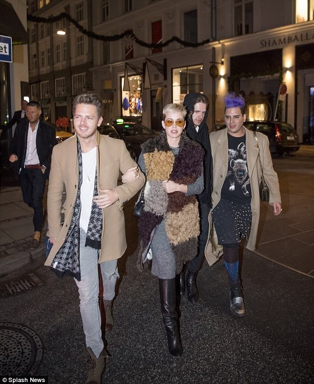 Katy Perry hò hẹn với trai lạ vào đêm Giáng sinh - 10
Trong một năm nghỉ ngơi yêu đương, Katy Perry tập trung trở lại với âm nhạc và các show diễn quanh thế giới.