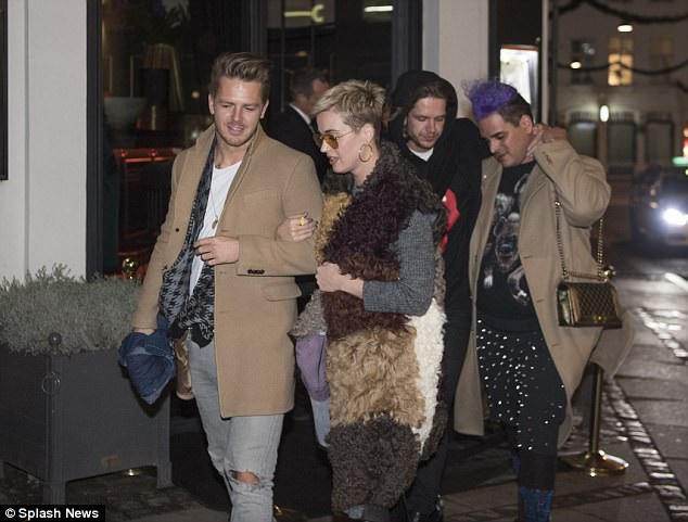 Katy Perry hò hẹn với trai lạ vào đêm Giáng sinh - 9 Katy Perry hò hẹn với trai lạ vào đêm Giáng sinh - 9