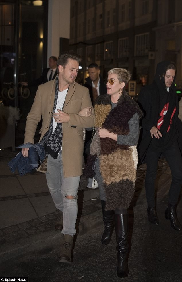 Katy Perry hò hẹn với trai lạ vào đêm Giáng sinh - 7
Katy Perry trông rất cá tính với kiểu tóc tém nhuộm vàng. Cô thay đổi hình ảnh sau khi chia tay với Orlando Bloom.