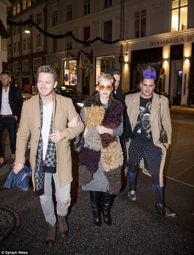 Katy Perry hò hẹn với trai lạ vào đêm Giáng sinh - 6 Katy Perry hò hẹn với trai lạ vào đêm Giáng sinh - 6