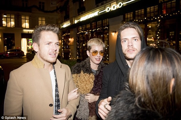 Katy Perry hò hẹn với trai lạ vào đêm Giáng sinh - 3
Katy và người đàn ông lạ mặt này tỏ rất thân thiết. Cô khoác tay anh và nói chuyện vui vẻ trong suốt thời gian họ cùng đi dạo trên đường phố.