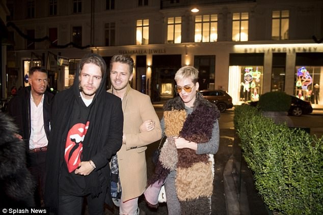 Katy Perry hò hẹn với trai lạ vào đêm Giáng sinh - 2
Katy Perry đang đi nghỉ cùng chị gái tại châu Âu. Tuy nhiên, tối 24/12, người ta không thấy chị gái cô đi cùng.