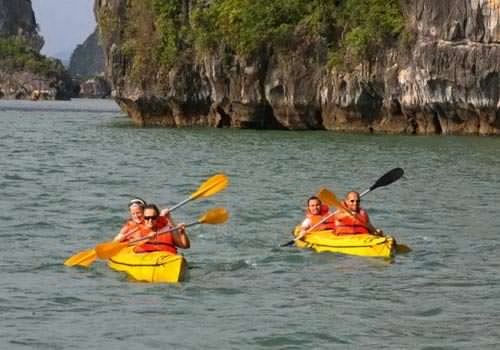 Quảng Ninh cho phép dịch vụ kayak trên vịnh Hạ Long được hoạt động trở lại - 2 Sau khi đột ngột bị TP Hạ Long dừng, mới đây hoạt động này đã được tỉnh cho phép hoạt động trở lại (ảnh Internet)