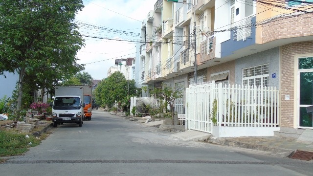 Cần Thơ: Hàng trăm hộ dân “khóc ròng” vì khu dân cư của “đại gia” Diệu Hiền - 1 Được xây dựng đã 10 năm nay nhưng các hộ dân ở đây vẫn phải xài điện câu đuôi