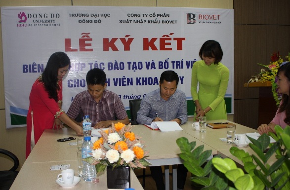 Xét tuyển 50 chỉ tiêu ngành Thú y Đại học hệ chính quy đợt 2 - 1 Ông Nguyễn Văn Năm (ngồi bên trái) và thầy giáo TS. Dương Văn Hòa, ký biên bản hợp tác đào tạo và bố trí việc làm cho sinh viên khoa Thú y.