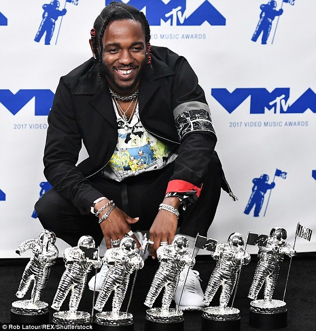 Siêu mẫu 4 con gây choáng với váy hở bạo - 1
Kendrick Lamar thắng lớn với 6 giải quan trọng
